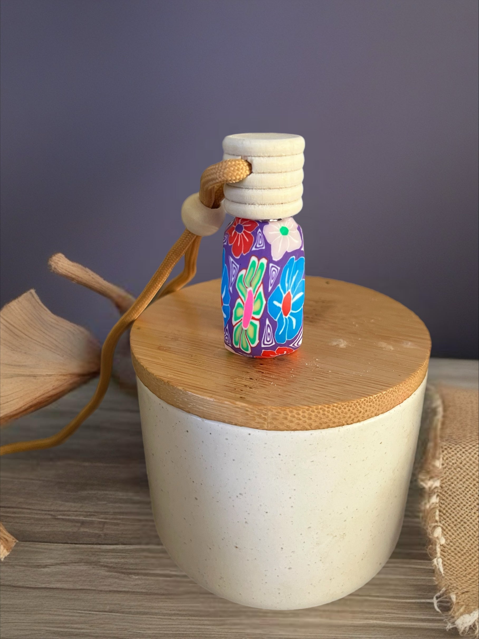 Diffuseur mauve avec fleurs